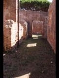 01448 ostia - regio ii - insula vi - casa dell'ercole bambino (ii,vi,3-4) - via della corporazzioni - korridor entlang raum 3 und 2 - ri sueden - 09-2022.jpg